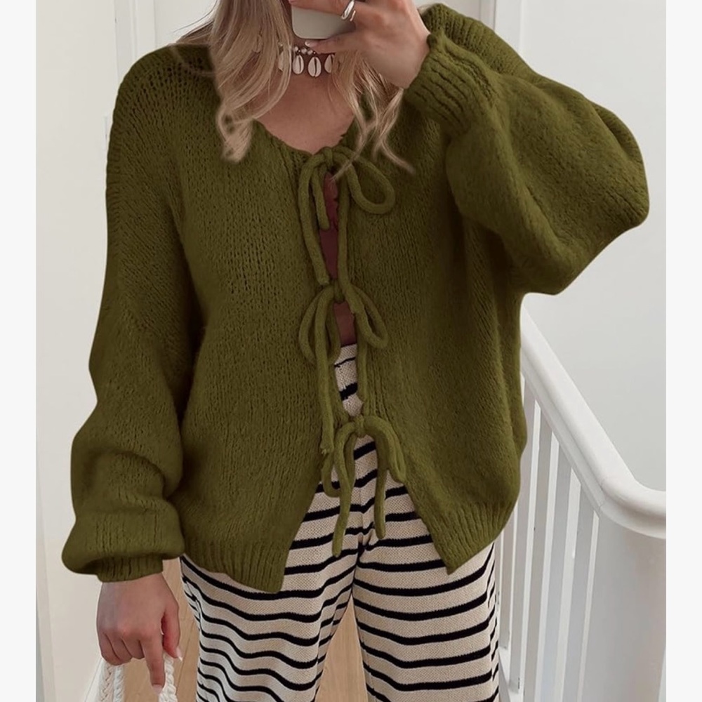 Green Chunky Knit Cardigan with Oversized Fit and V-Neck Design
